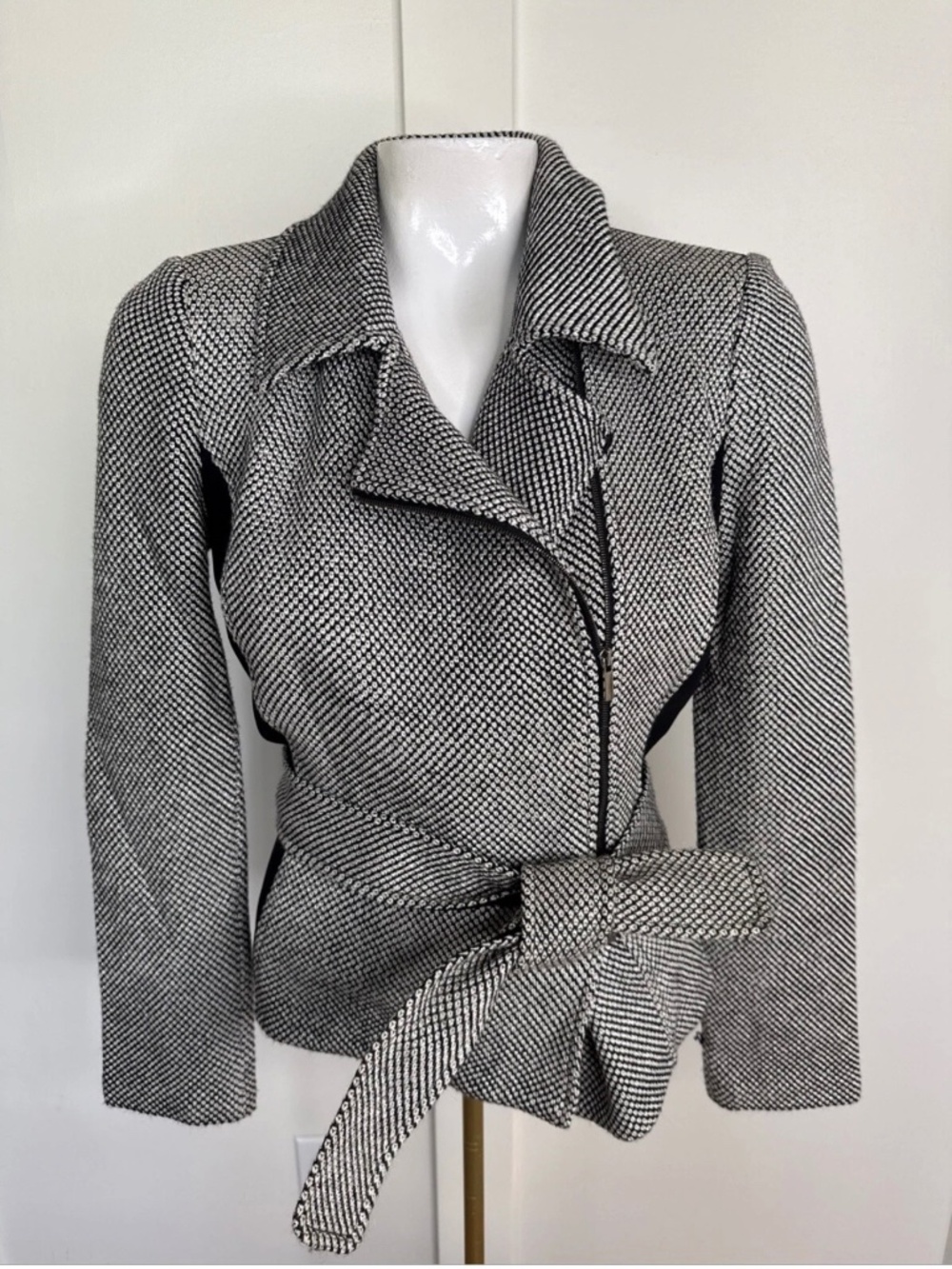 St. John Size 2 Black White Collared Asymmetrical Zip Suit Jacket Belt